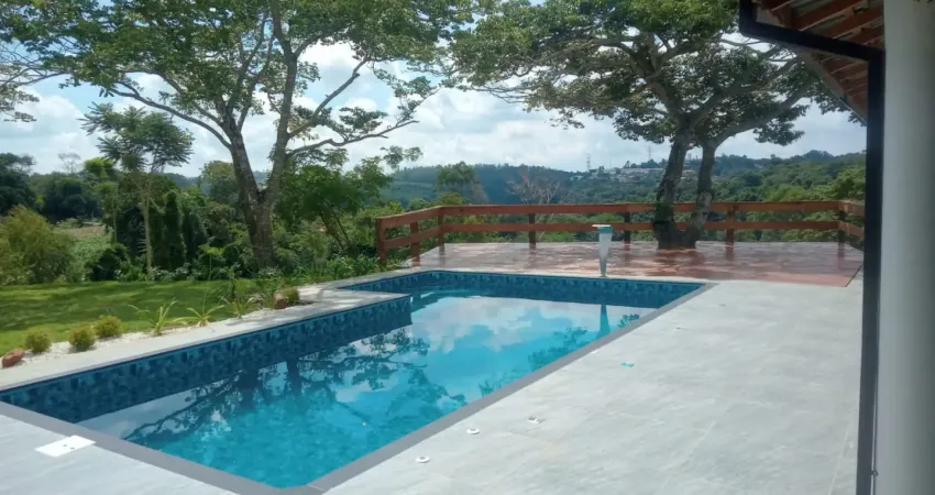Casa de alto padrão com área gourmet, piscina e vista privilegiada em condomínio tranquilo