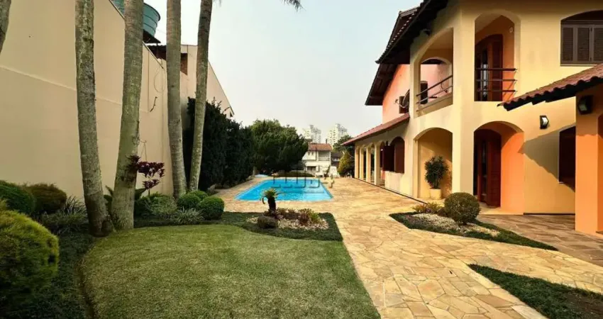 Casa à venda no bairro Cristo Rei- Mobiliada e com piscina