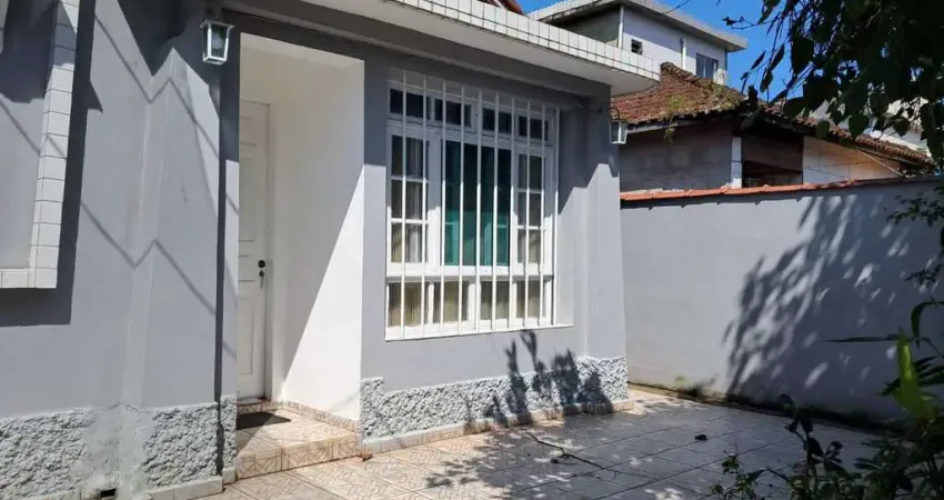 Casa c/quintal e edícula nos fdos. S. Vicente, cidade de Praia!