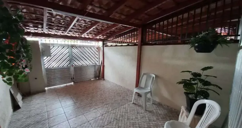 Sobrado com entrada independente, 2 quartos, quintal e garagem.