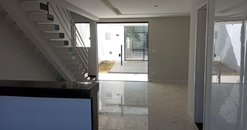 Casa à venda  Duplex 115 m² de  área construída  3 quartos sendo 1 suíte, Bairro Santa Amelia.