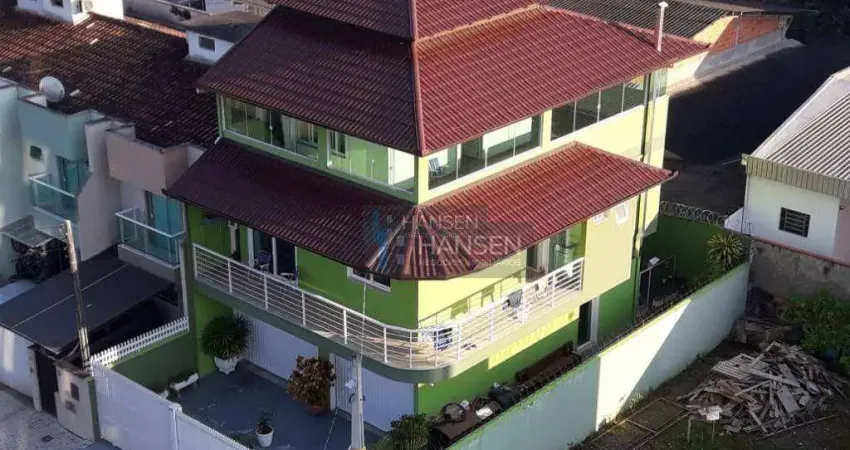 Sobrado com 1 suíte + 2  dormitórios sendo 1 suíte  à venda, 260 m² por R$ 850.000 - Santo Antônio - Joinville/SC