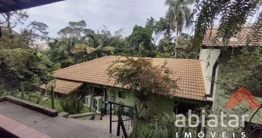 Casa com 4 suítes com 559m² de área construída - condomínio iolanda