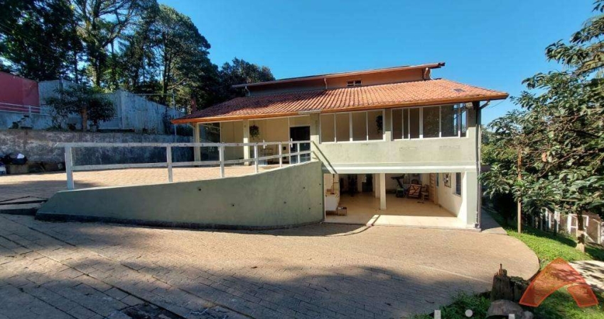 Casa Assobradada com 400m² no Condomínio Jardim Iolanda – Venda ou Locação em Taboão da Serra