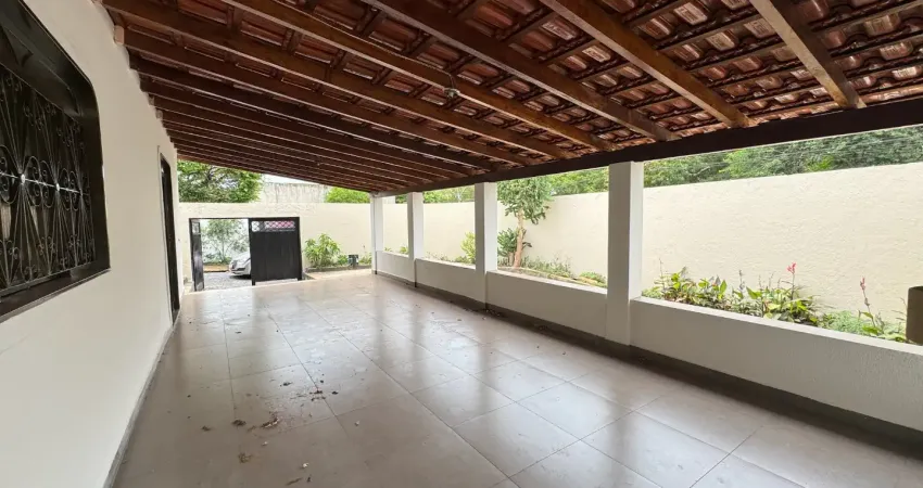 Casa com localização estratégica frente avenida principal no bairro cristo rei