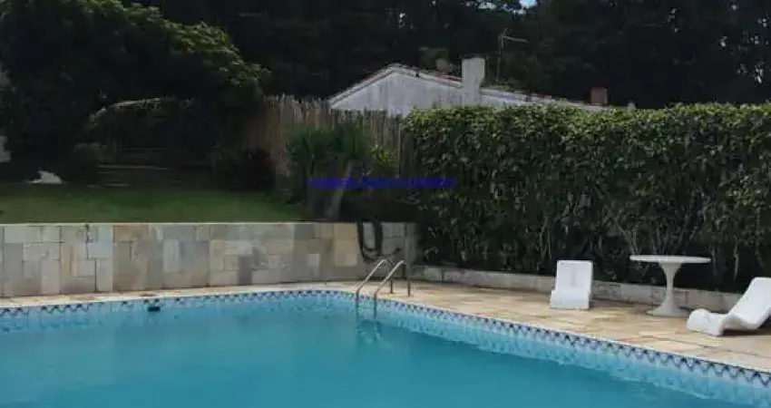 Casa 480m², 04 dormitórios (sendo 02 suítes), 03 banheiros, 05 vagas de garagem, 02 canis e piscina.  Condomínio com portaria.  Excelente localização