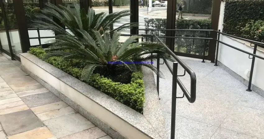 Apartamento 230m², 03 dormitórios (sendo 3 suítes + 01 closet), 05 banheiros e 02 vagas na garagem.  Condomínio com Segurança, Portaria, Piscina, Espa