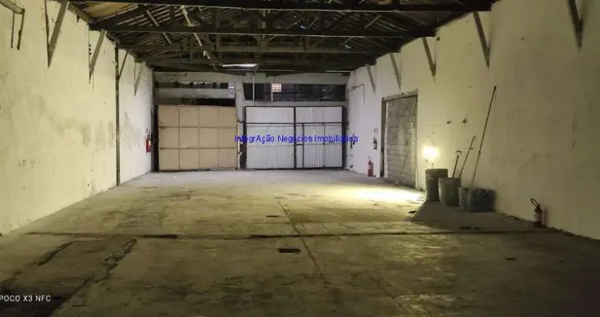 Galpão 924m² Área Útil, 480m² Área Aberta e 02 banheiros.  Excelente localização, á 10 minutos andando para a Estação do Metrô Santa Cecília