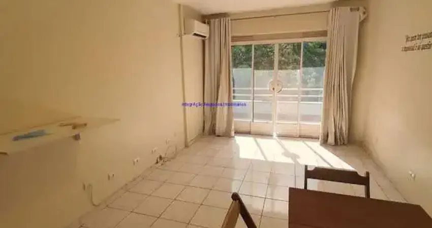 Apartamento 55m², 01 dormitório e 01 banheiro.  Condomínio com Segurança e Portaria.  Excelente localização.