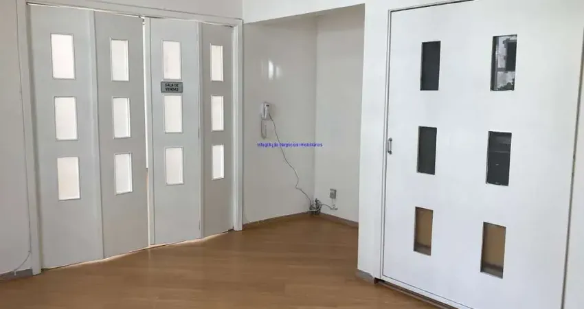 Conjunto Comercial 83,10m², 05 salas e 02 banheiros; salas com divisórias ou alvenaria e cozinha com gabinet.  Condomínio com recepção,