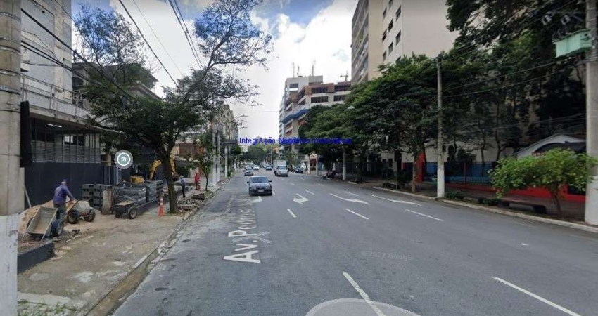 Galpão 160m², 01 banheiro.  Excelente localização á 9 minutos andando para a estação do metrô Faria Lima; Entre as Ruas Maria Carolina, dos Pinheiros