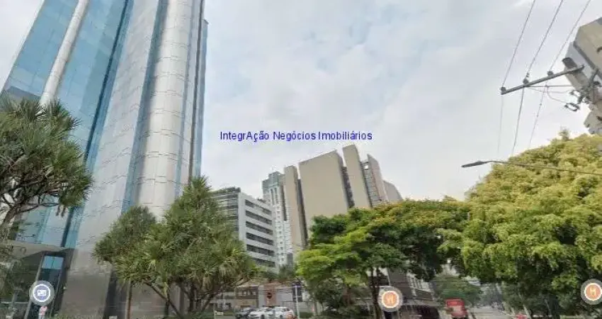 Conjunto Comercial 267m², 01 banheiro e 06 vagas na garagem.  Condomínio com recepção e segurança 24hrs.  Excelente localização