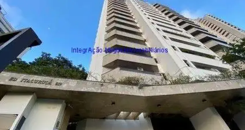 Apartamento 312m², 03 dormitórios (sendo suítes), 04 banheiros e 04 vagas na garagem.  Condomínio com portaria, segurança 24hrs, piscina