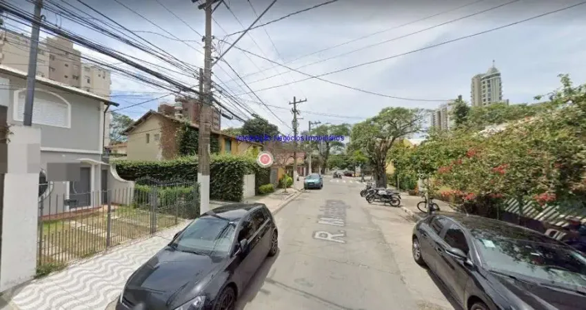 Sobrado 200m², 03 dormitórios (sendo 01 suíte), 02 banheiros e 02 vagas na garagem.  Excelente localização.