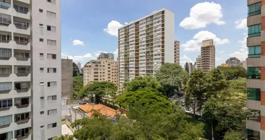 Apartamento 212m², 03 dormitórios (sendo suítes), 04 banheiros e 01 vaga na garagem.  Condomínio com portaria, segurança 24hrs.  Excelente localização