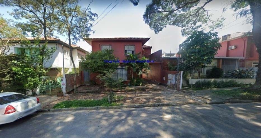 Sobrado Residencial 350m², 04 dormitórios (sendo 01 suíte), 03 banheiros e 03 vagas na garagem.  Excelente localização entre as Ruas Theodor Herzi.