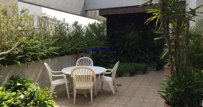 Apartamento Duplex 700m², 04 dormitórios (sendo suítes), 05 banheiros e 04 vagas na garagem.    Condomínio com portaria, segurança 24hrs, piscina.