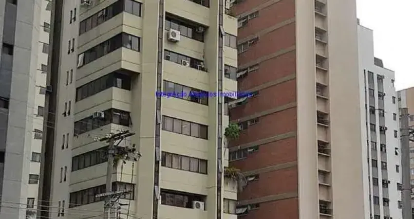 Conjunto Comercial 100m², 02 banheiros e 02 vagas na garagem.   Condomínio com recepção e segurança 24hrs.  Excelente localização.