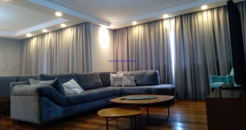 Apartamento 178m², 04 dormitórios (sendo 01 suíte), 03 banheiros e 02 vagas na garagem.    Condomínio com portaria 24hrs, piscina, academia.