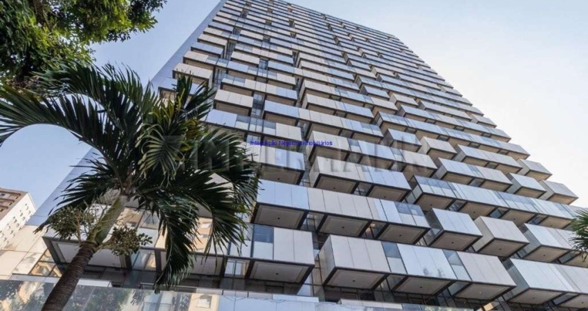 Apartamento 51m², 01 dormirtório (sendo suíte), 02 banheiros e 02 vagas na garagem.    Condomínio com portaria, segurança 24hrs, piscina.