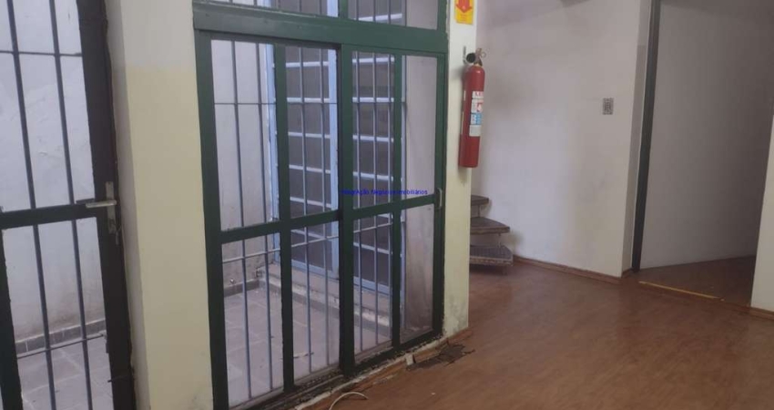 Casa sobrado comercial 300m², 15 salas, 05 banheiros, e 01 vaga na garagem.  Excelente localização á 8 minutos andando para a estação do metrô