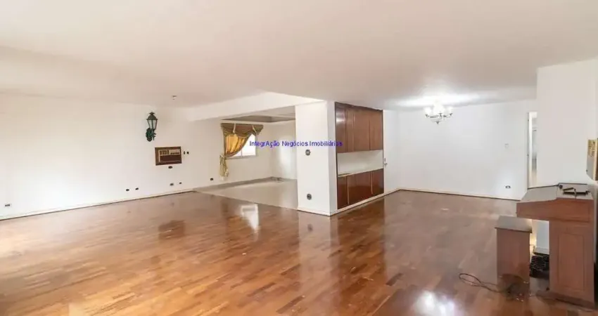 Apartamento 300m², 04 dormitórios (sendo 02 suítes), 05 banheiros e 03 vagas na garagem.   Condomínio com portaria, segurança 24hrs