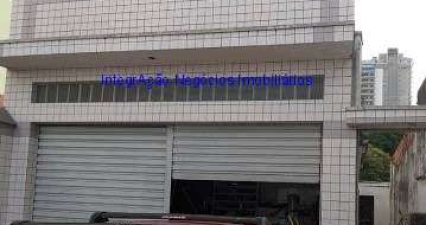 Terreno 372m², possui uma casa antiga de 90m² com uma garagem coberta na frente e mais uma garagem para 02 carros.  Excelente localização
