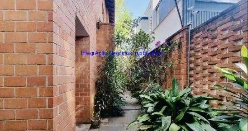Casa 412m², 04 dormitórios (sendo 02 suítes),  04 banheiros e 02 vagas do garagem.  Excelente localização.