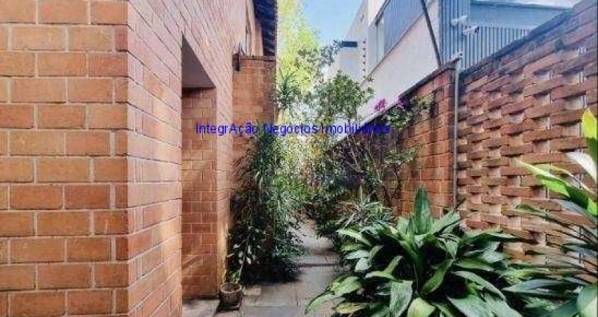 Casa 412m², 04 dormitórios (sendo 02 suítes),  04 banheiros e 02 vagas do garagem.  Excelente localização.