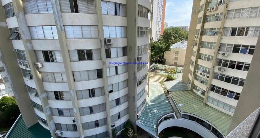 Apartamento 177m², 03 dormitórios (sendo 01 suíte), 03 banheiros e 02 vagas na garagem.  Condomínio com portaria, segurança 24hrs, piscina adulto