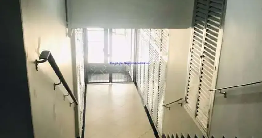 Apartamento 50m², 01 dormitório e 01 banheiro.   Condomínio com portaria 24hrs.  Excelente localização á 3 minutos andando para a estação do metrô