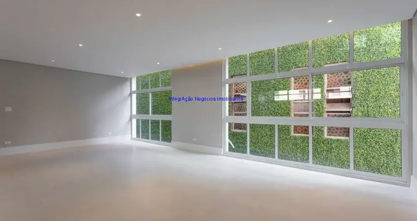 Apartamento 169m², 03 dormitórios (sendo 01 suíte), 02 banheiros e 01 vaga na garagem.  Condomínio com portaria e segurança 24hrs.