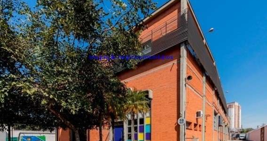 Prédio 2.243m², 02 banheiros coletivos com vestiários (piso superior), 42 vagas na garagem, Piso superior (escritórios) com forro termo acústico
