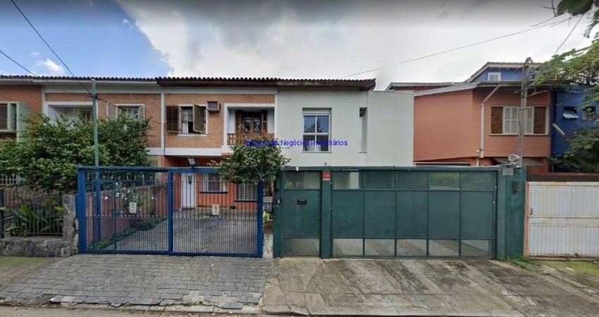 Sobrado 240m², 03 dormitórios (sendo suítes), 04 banheiros e 02 vagas na garagem.  Excelente localização entre as Ruas Hungria, Dona Ana Helena de Sal