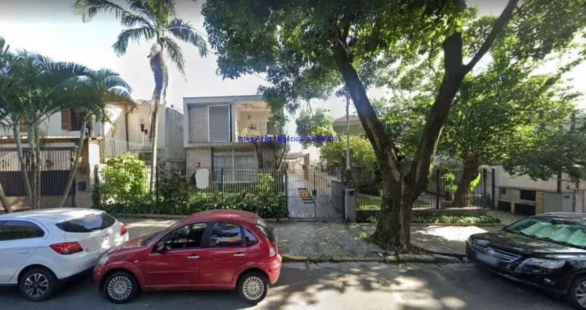 Sobrado 380m², 04 dormitórios (sendo 01 suíte), 03 banheiros e 04 vagas na garagem.  Excelente localização á 8 minutos andando para a estação do metrô