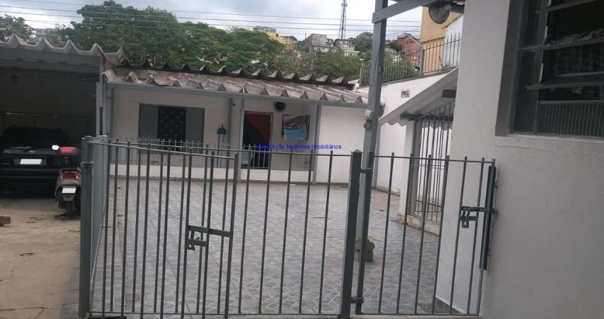 Casa 250m²,  Casa da frente possui 01 dormitório, 01 banheiro e 01 cozinha; Casa do meio possui 01 dormitório e 01 banheiro e Casa do fundo possui 02