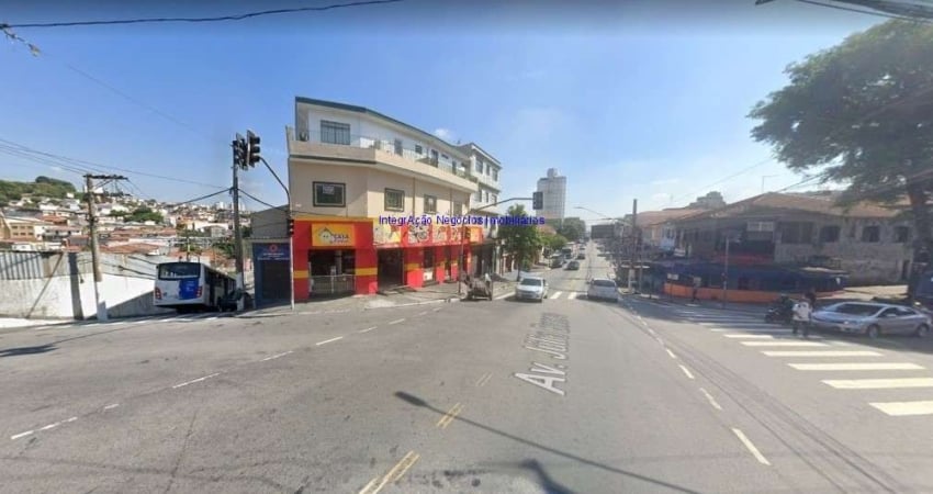 Prédio Misto - Comercial e Residencial 780m², com 03 salões comerciais, 04 banheiros e 07 apartamentos com um, dois ou três dormitórios.