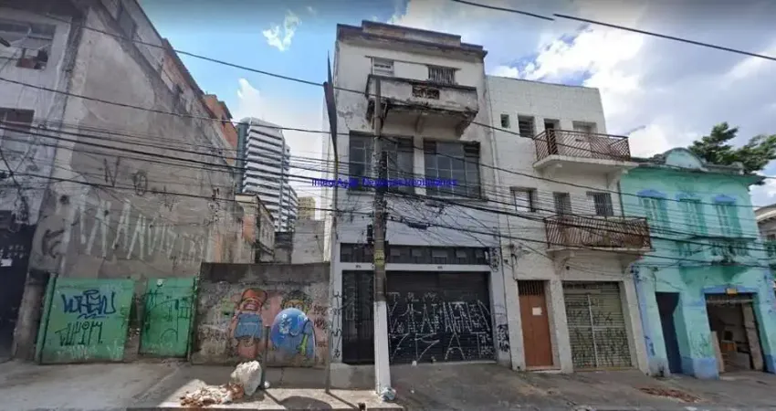 Prédio Comercial 370m², 03 Pavimentos, 7 banheiros. Entrada para lojas e entrada para o prédio que sao separadas.  Excelente localização