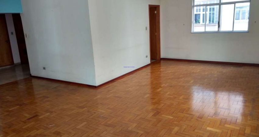 Apartamento 198m², 03 dormitórios, 02 banheiros e 01 vaga na garagem.  Condomínio com portaria 24hrs, salão de festa, churrasqueira e solarium.