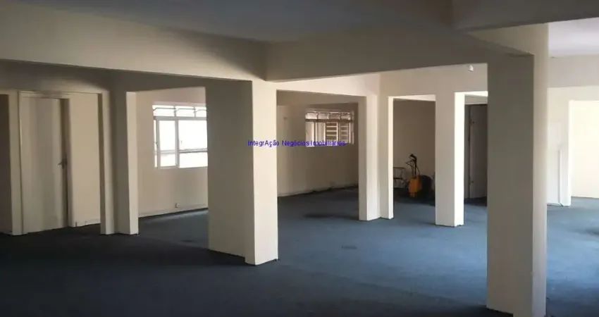 Conjunto comercial 100m², 05 salas, 02 banheiros e 01 vaga na garagem.  Condomínio com recepção.    Excelente localização.