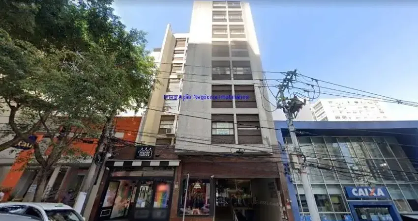 Condomínio com recepção e segurança.  Excelente localização á 9 minutos andando para a estação do metrô Trianon-Masp; Entre  as Alamedas Campinas,
