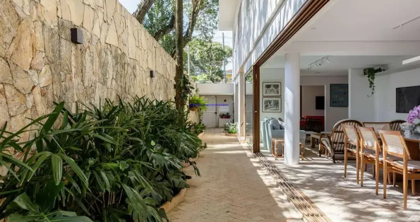 Casa 427,00m², 03 dormitórios (sendo 02 suítes e 01 suíte/ closet), 05 banheiros e 02 vaga na garagem; (Depêndencia de Empregada).