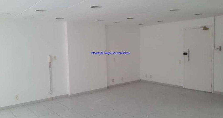 Conjunto Comercial 47m², 01 recepção, mais 03 ambientes e 01 banheiro. Ampla janela de vidro, piso frio, ar condicionado, interfone e lampadas de led.