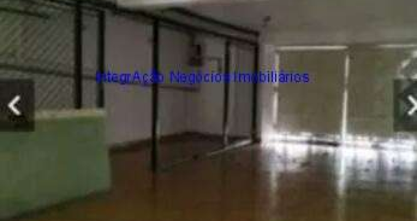 Casa 200m², 07 dormitórios sendo 01 suíte, 04 banheiros e 04 vagas na garagem. Excelente localização, próximo a Av. 23 de Maio.