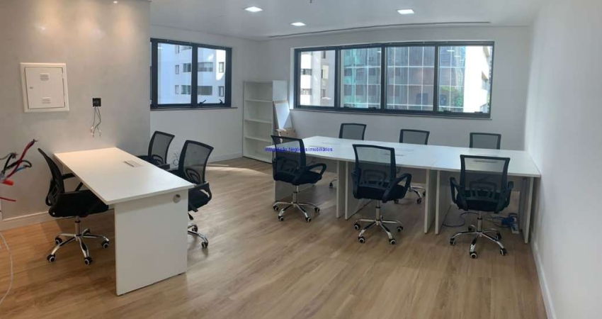 Conjunto Comercial MOBILIADO 33,51m², 02 banheiros e 01 vaga na garagem.   Condomínio com recepção e segurança 24hrs.   Excelente localização