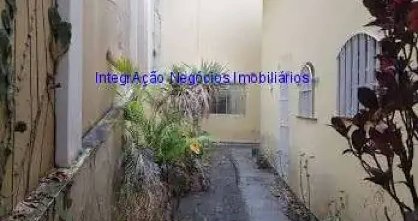 Sobrado 400 m² de área construída, Piso térreo: recepção com hall, 5 salas com divisórias, cozinha,1 banheiro social, quintal com corredor lateral.