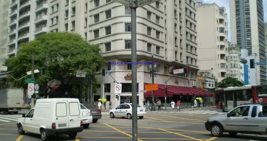 Prédio com portaria e segurança.  Excelente localização à 4 minutos andando da Estação do Metrô República. Entre as Avenidas São João e Rio Branco.