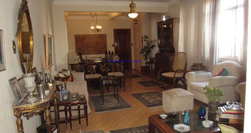 Apartamento 130m², 03 dormitórios 01 sendo suíte, 01 vaga na garagem, lavabo, dependência completa de empregada e terraço com churrasqueira.
