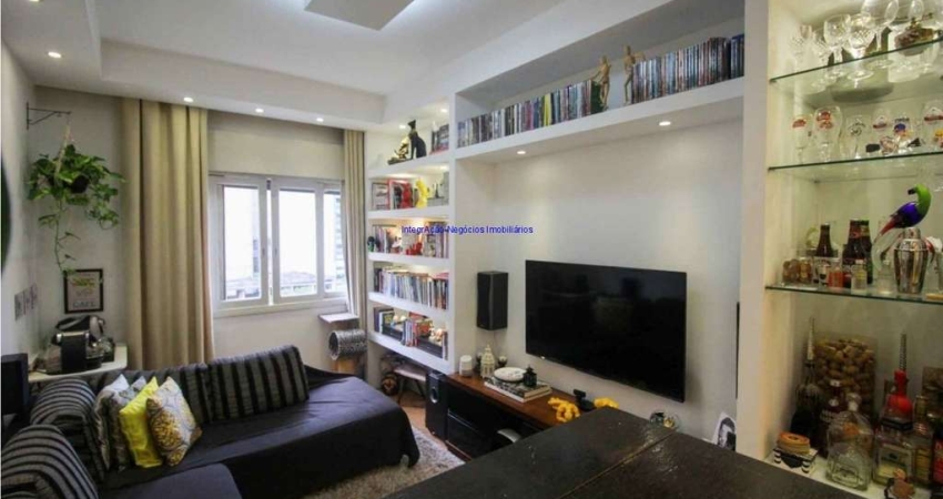 Apartamento mobiliado  78m², 02 dormitórios, 02 banheiros  e sem vaga na garagem. Reformado hidráulica e elétrica, piso e pintura.