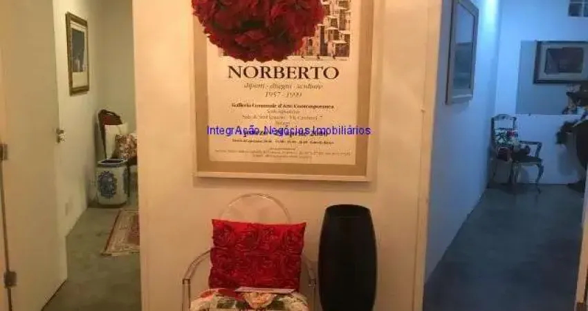 Apartamento 234m², 04 dormitórios, 07 banheiros e sem vaga na garagem. Excelente localização, próximo a estação de Metrô Anhangabaú e República.